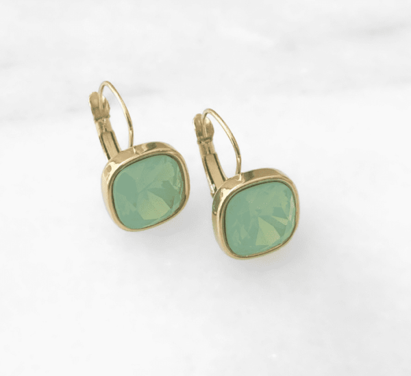 Boucles d'oreille dorée et pierre verte
